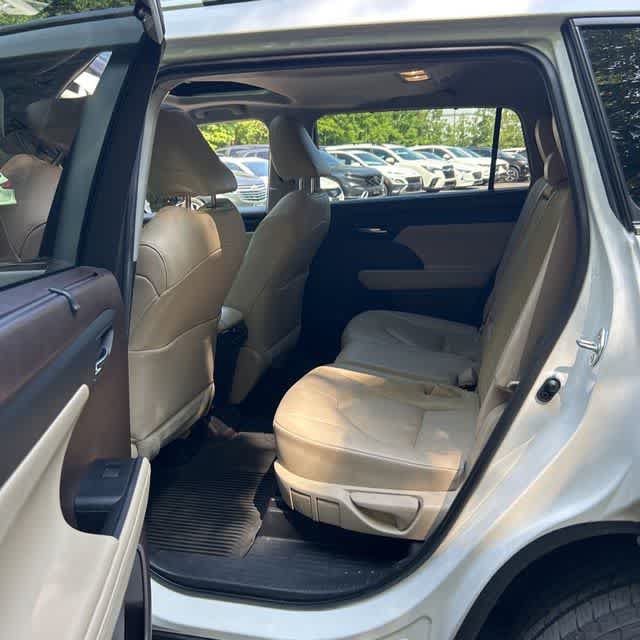 Used 2021 Toyota Highlander XLE AWD/4WD image 5