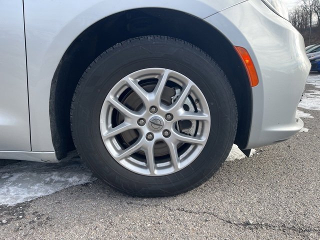 Used 2023 Chrysler Pacifica Touring-L image 7