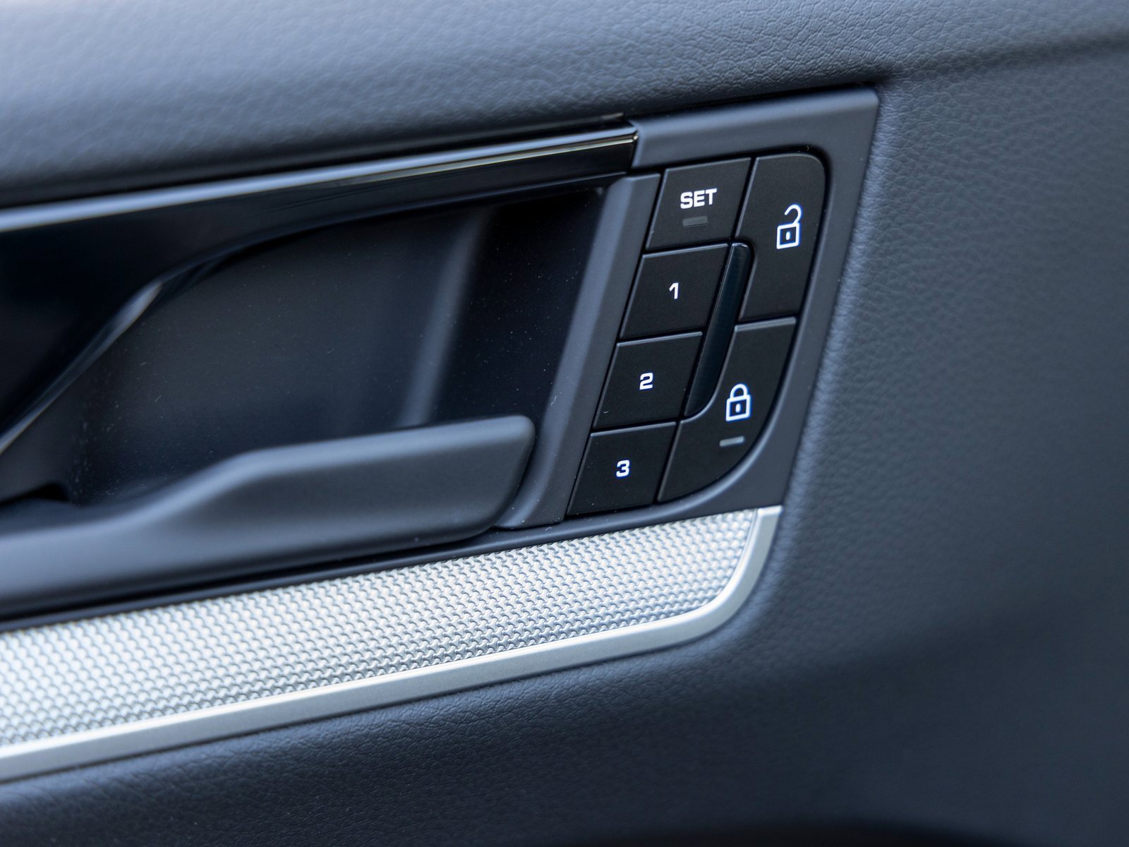 Certified 2025 Porsche Cayenne Coupe image 22