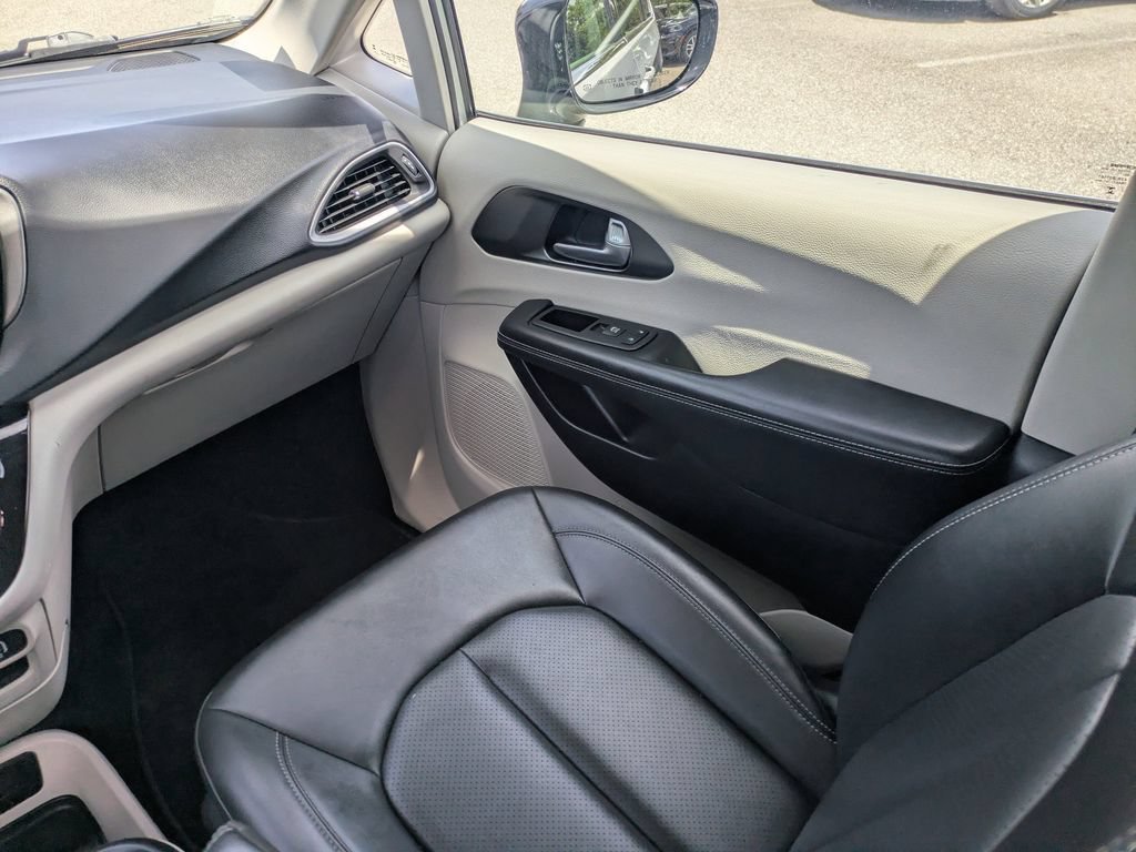 Used 2024 Chrysler Pacifica Touring-L FWD image 18