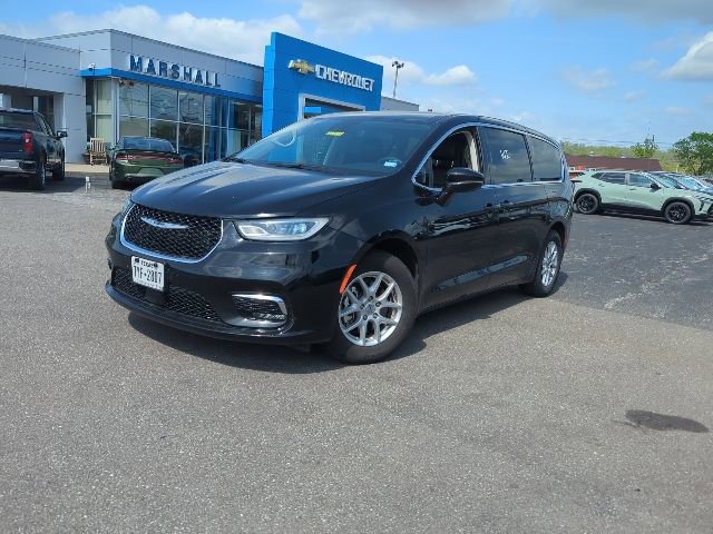 Used 2024 Chrysler Pacifica Touring-L FWD image 2