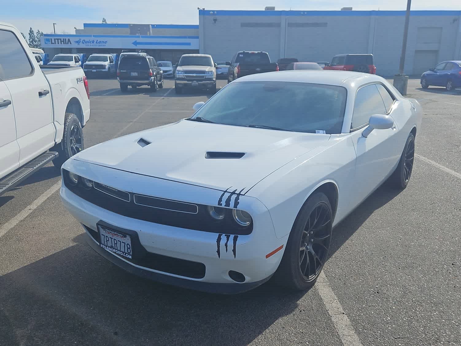 Used 2015 Dodge Challenger SXT image 1