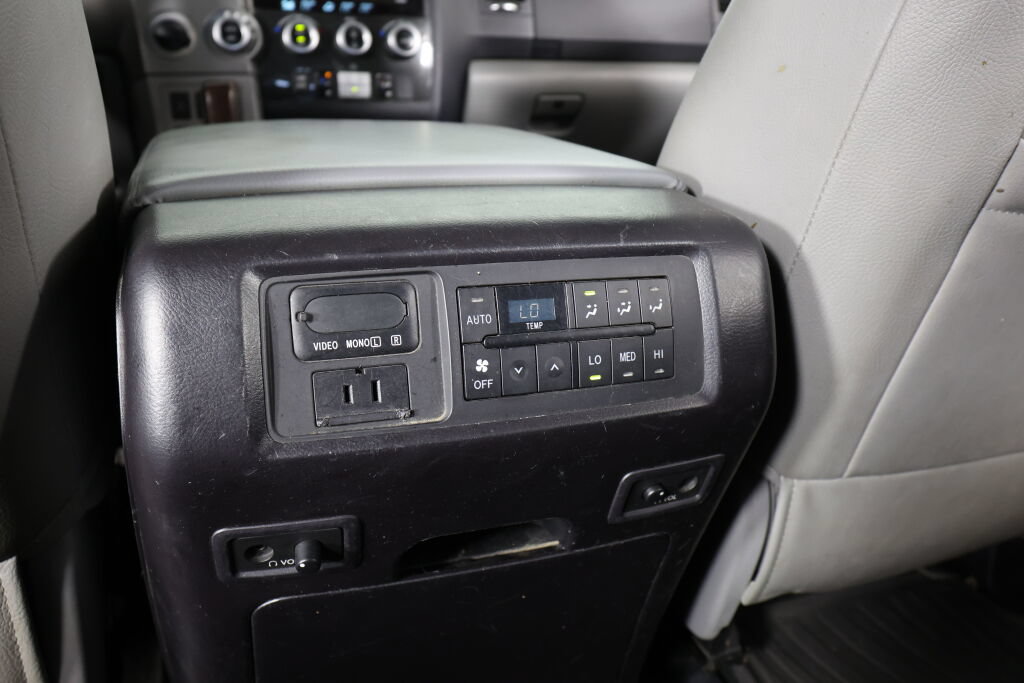 Used 2015 Toyota Sequoia Platinum AWD/4WD image 19