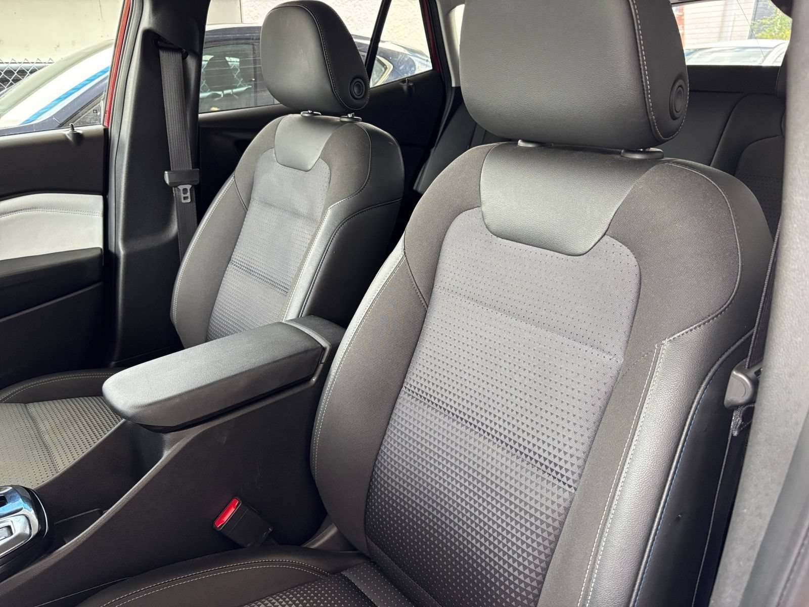 Used 2025 Chevrolet Trax LT w/ LT Convenience Package FWD image 35