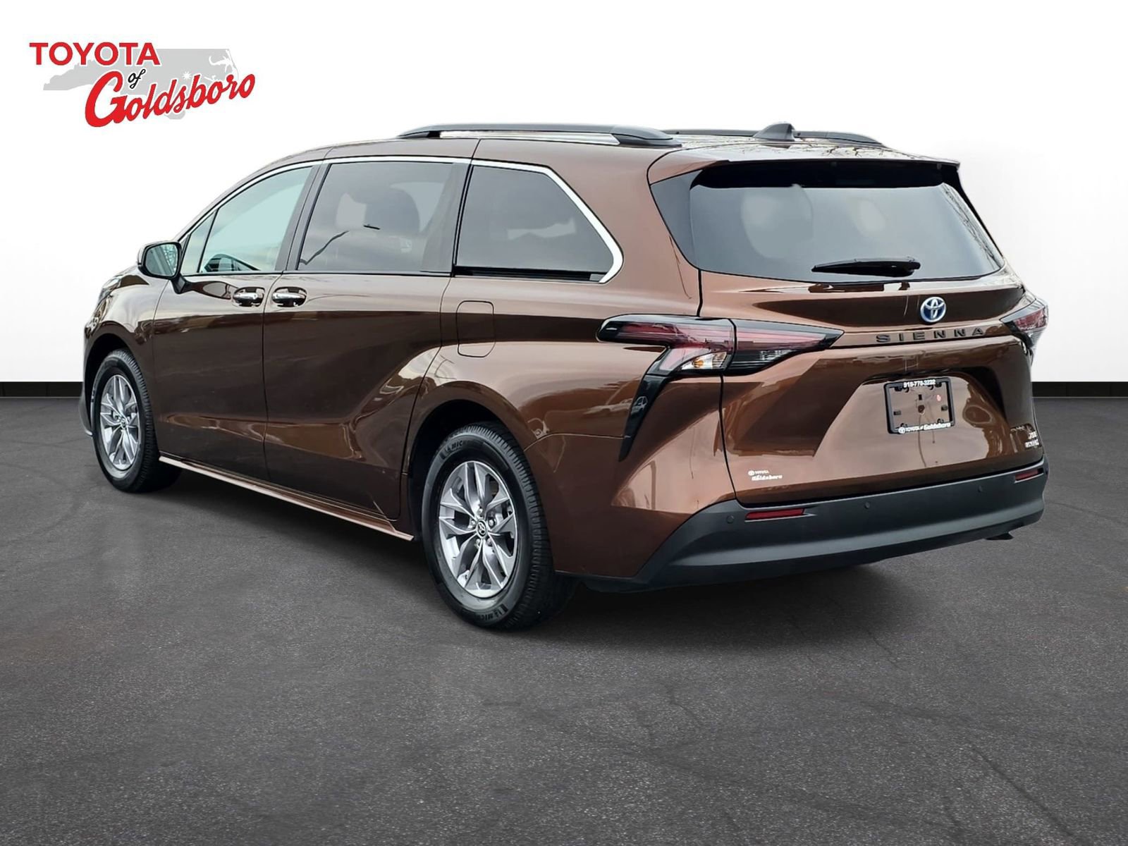 Used 2023 Toyota Sienna XLE image 7