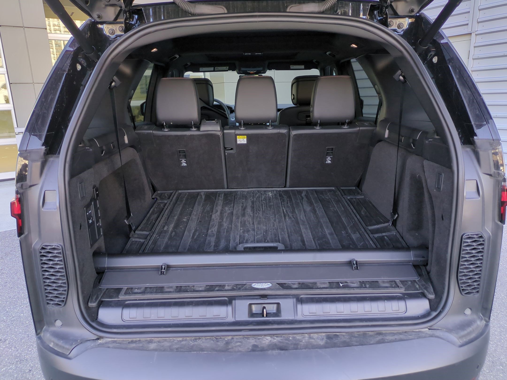 Used 2025 Land Rover Discovery S image 28