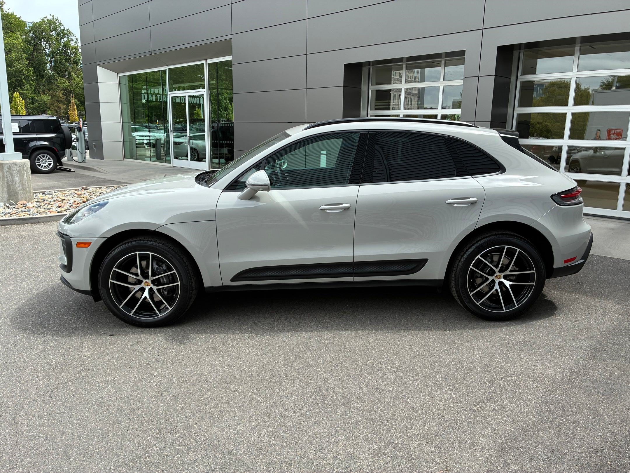 Used 2025 Porsche Macan AWD/4WD image 7