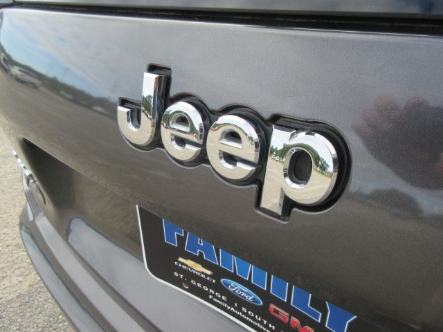 Used 2019 Jeep Cherokee Overland w/ Technology Group AWD/4WD image 13