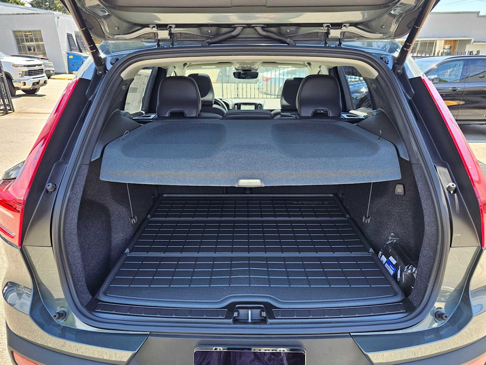 Certified 2024 Volvo XC40 B5 Ultimate w/ Protection Package Premier AWD/4WD image 17