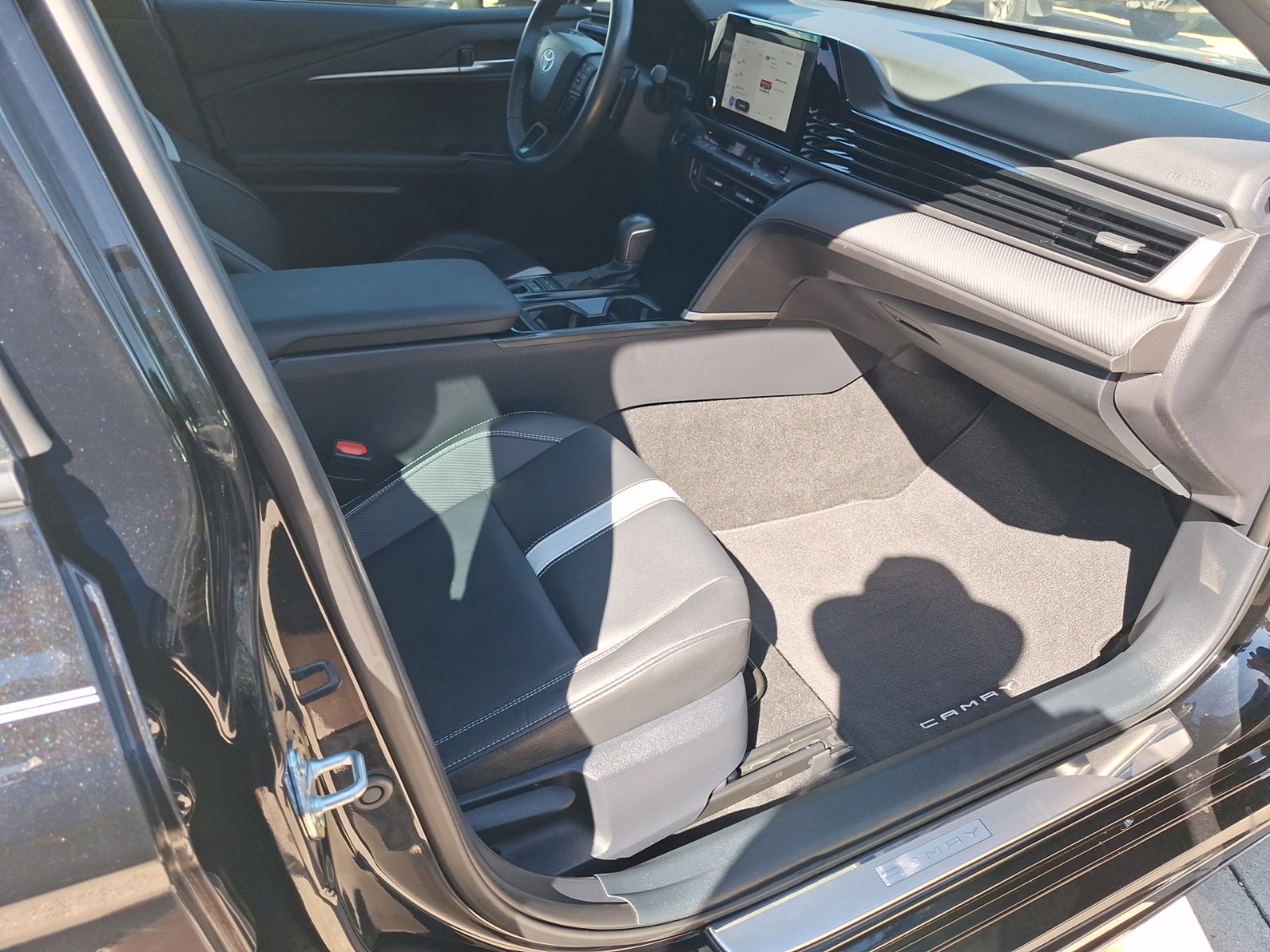 Used 2025 Toyota Camry SE w/ Convenience Package FWD image 32