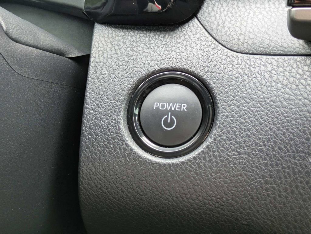 Used 2025 Toyota Camry SE FWD image 31