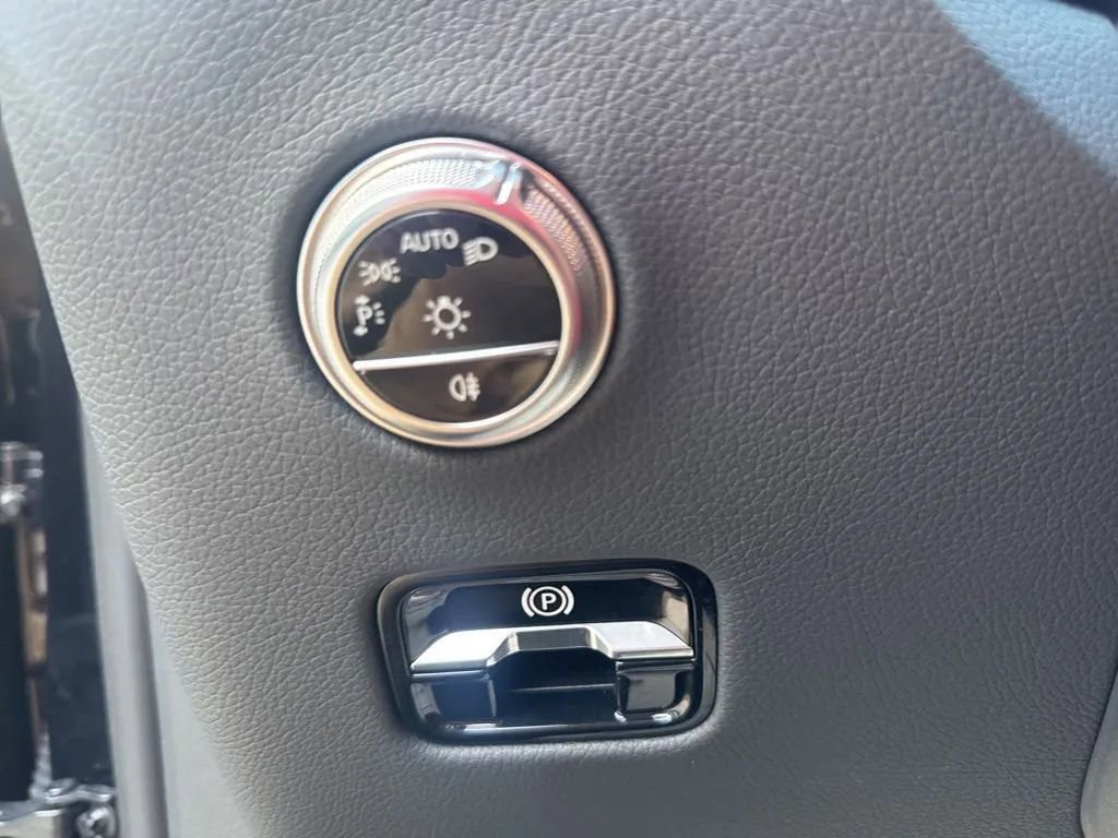 Used 2024 Mercedes-Benz GLC 300 4MATIC image 16