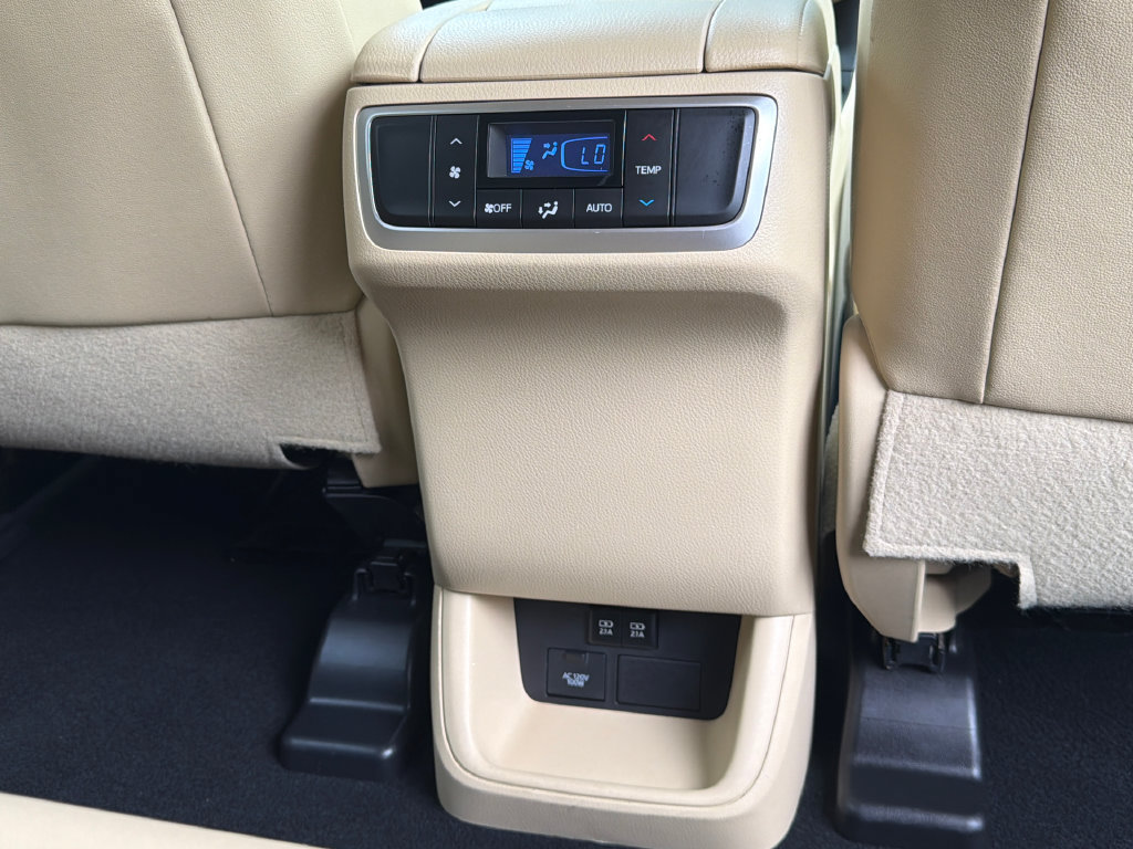 Used 2019 Toyota Highlander XLE AWD/4WD image 17