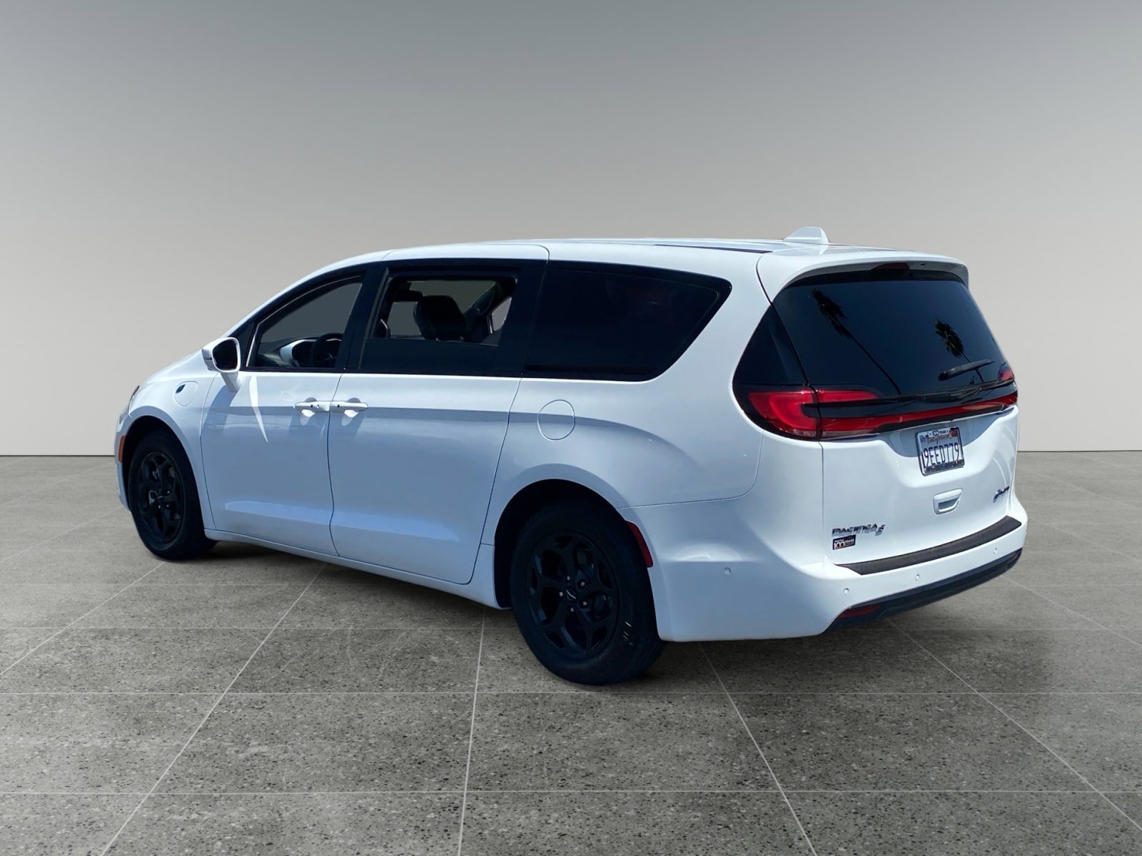 Used 2022 Chrysler Pacifica Touring-L w/ Uconnect Theater Family Group FWD image 3