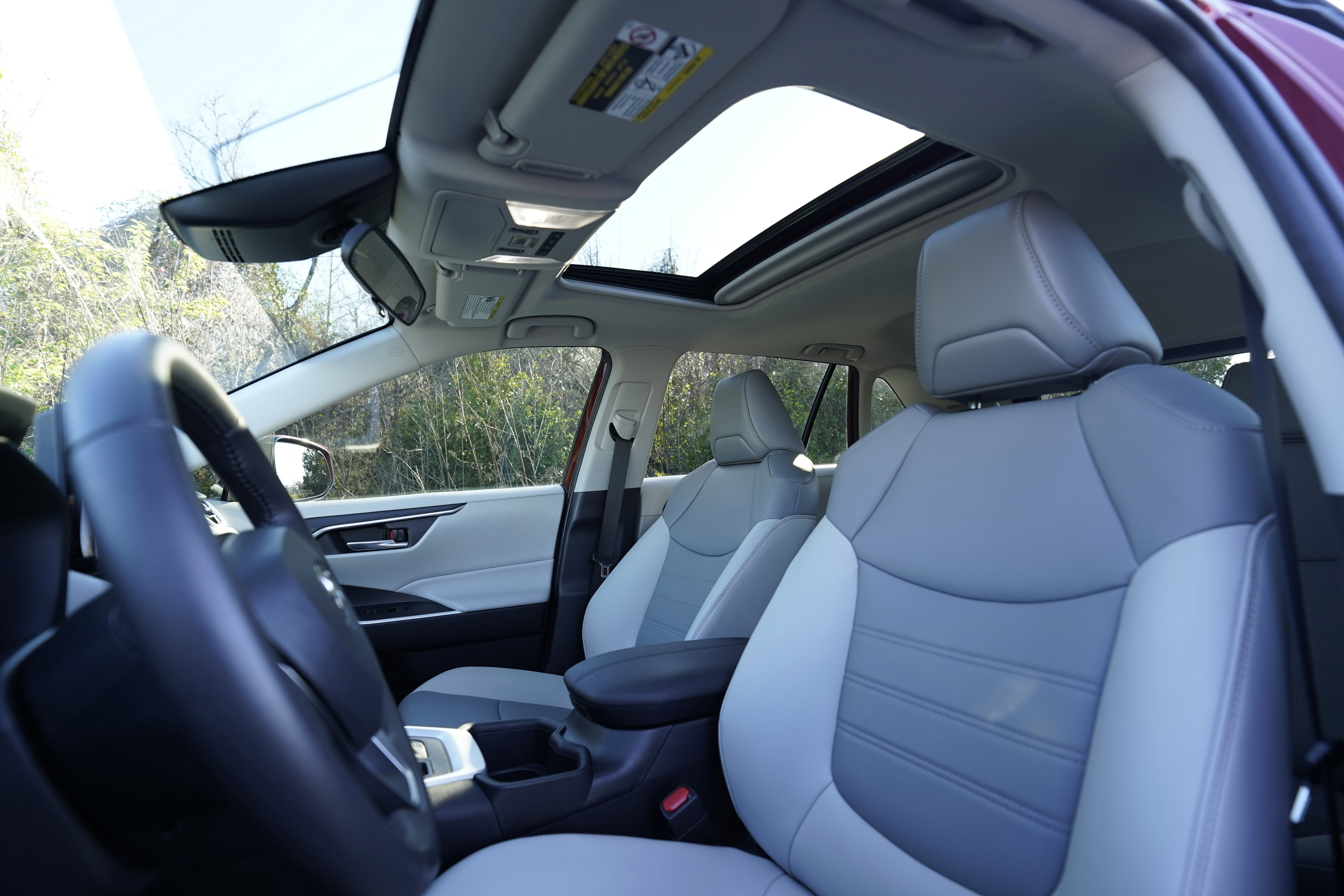 Used 2022 Toyota RAV4 XLE Premium image 9