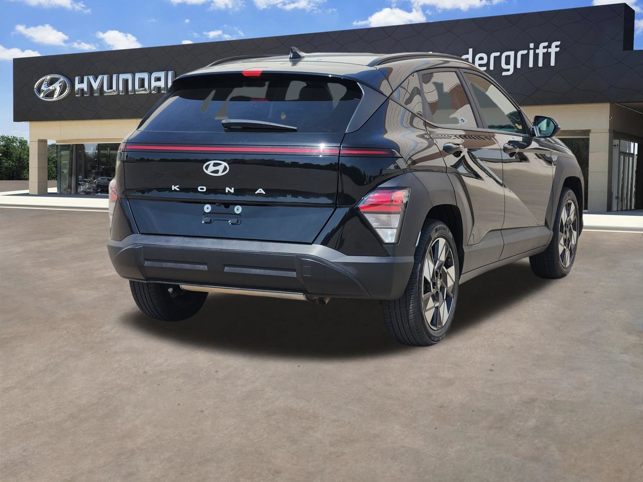 Used 2025 Hyundai Kona SEL FWD image 4