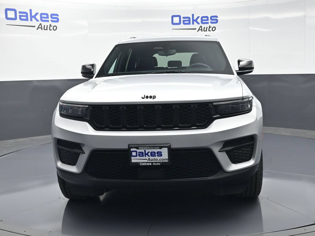 Used 2024 Jeep Grand Cherokee Altitude RWD image 2