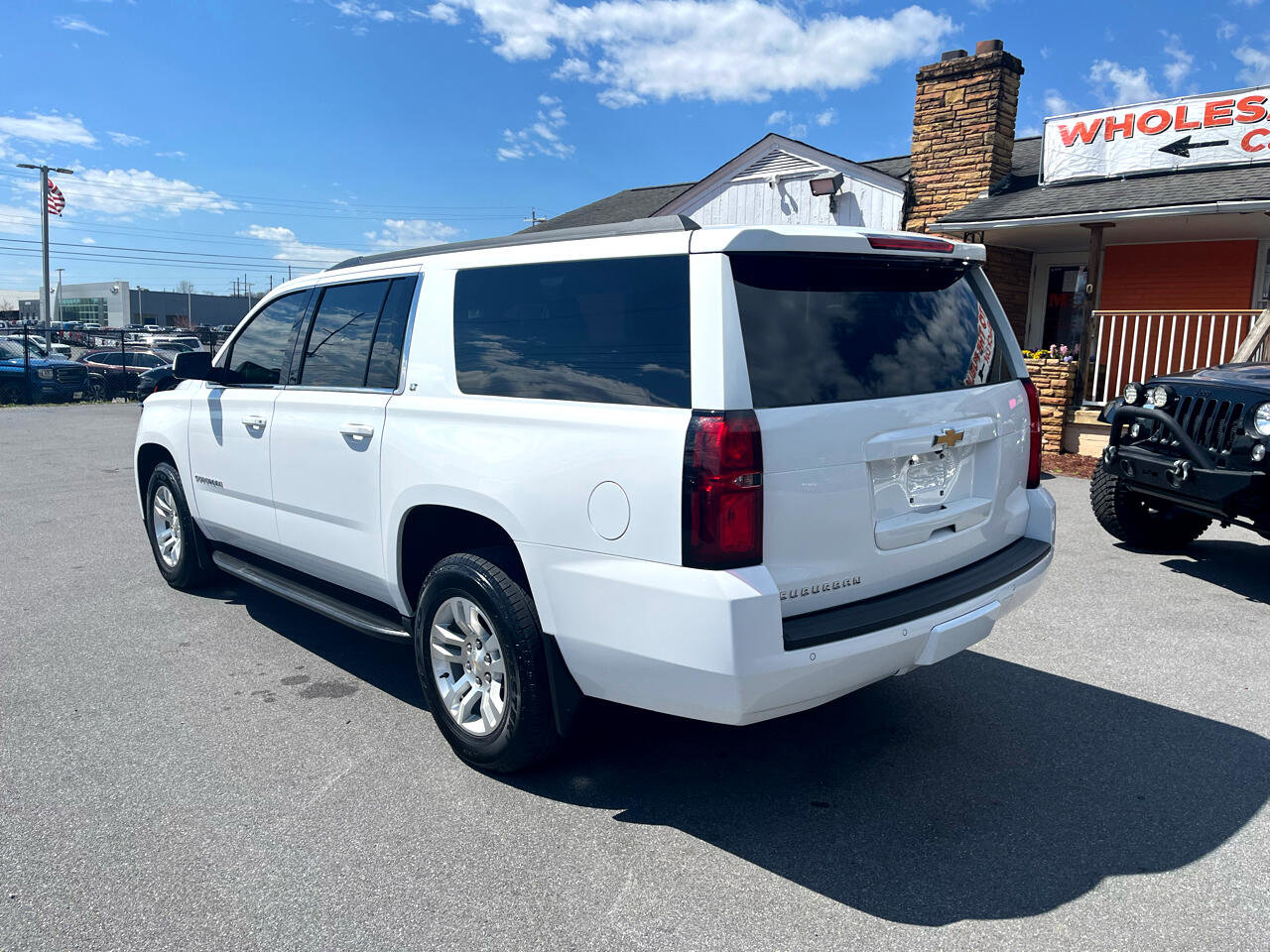 Used 2018 Chevrolet Suburban LT image 3