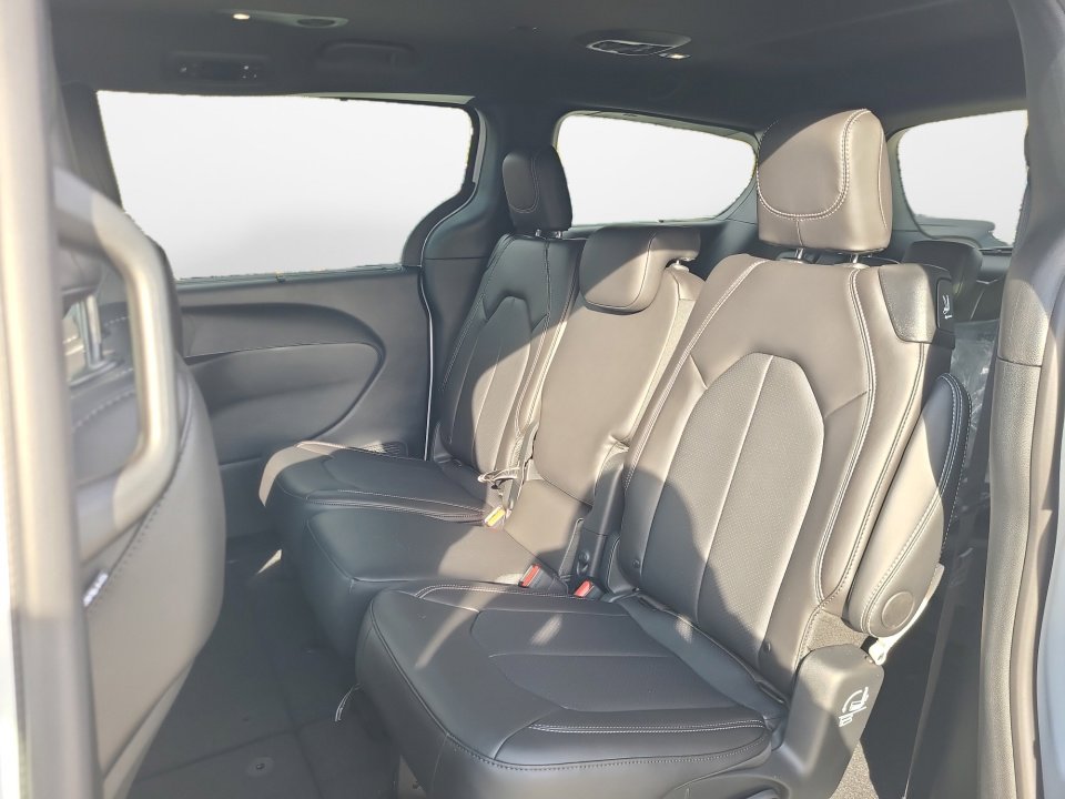 New 2026 Chrysler Pacifica Select image 13