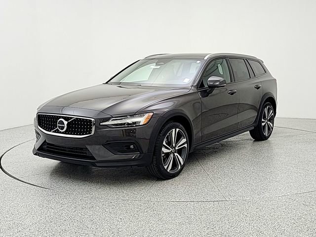 Used 2025 Volvo V60 B5 Cross Country Plus AWD/4WD image 1