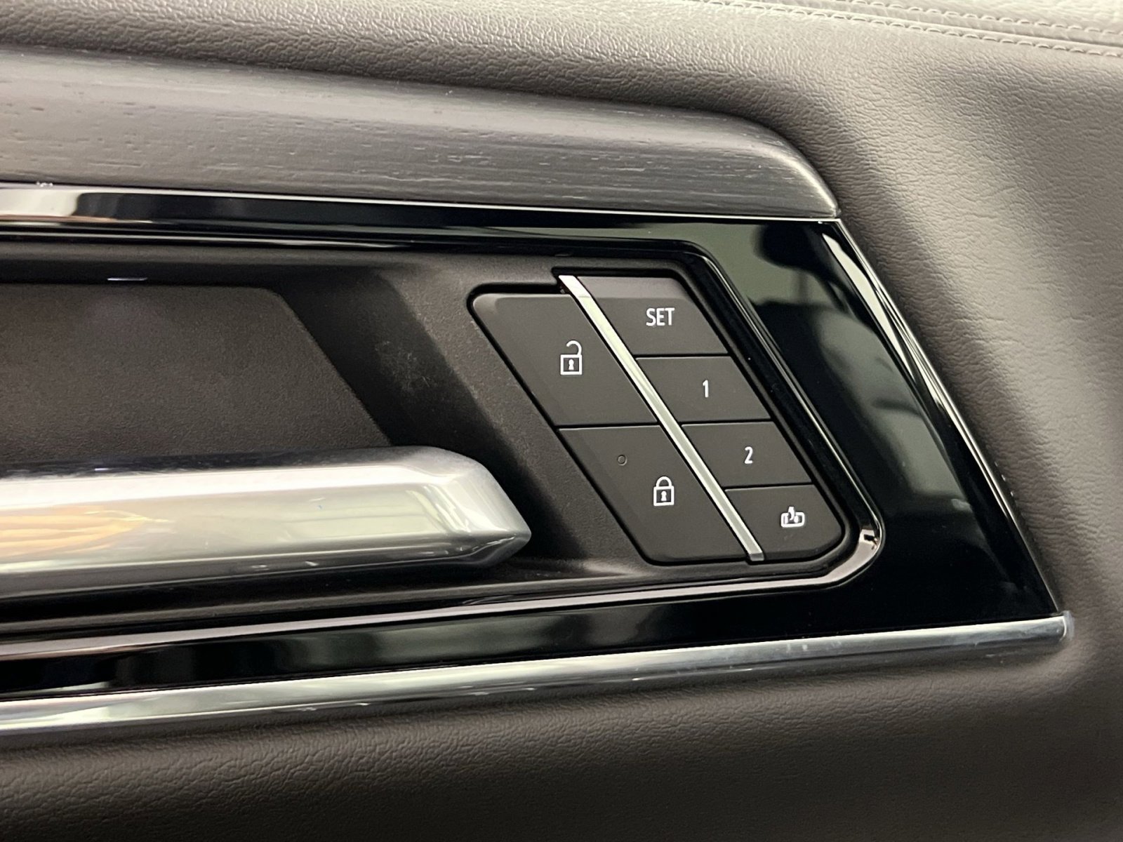 Used 2025 GMC Yukon XL Denali image 32