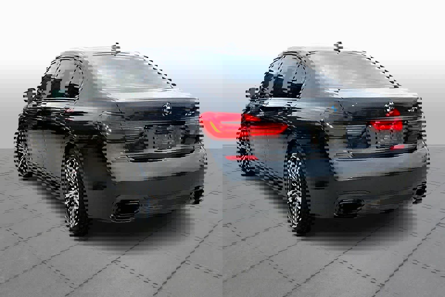 Used 2017 BMW 750i image 13