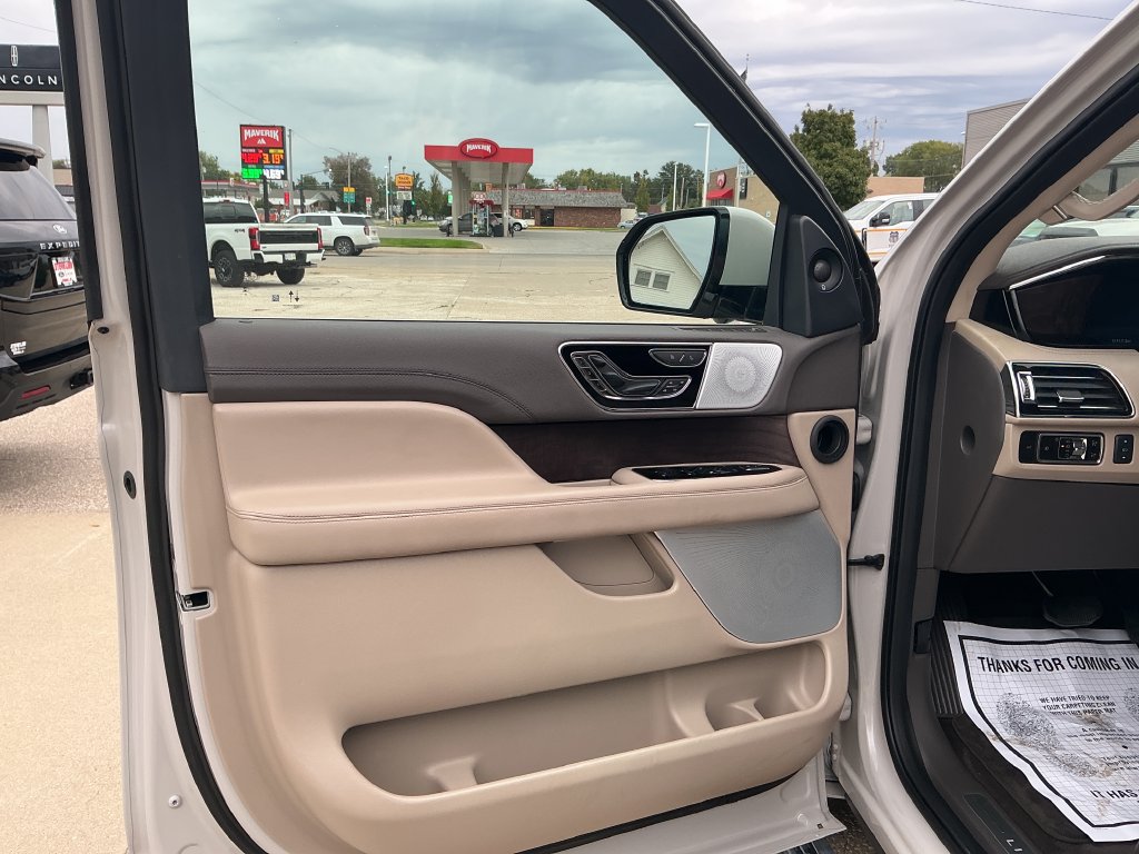 Used 2024 Lincoln Navigator L Reserve AWD/4WD image 11