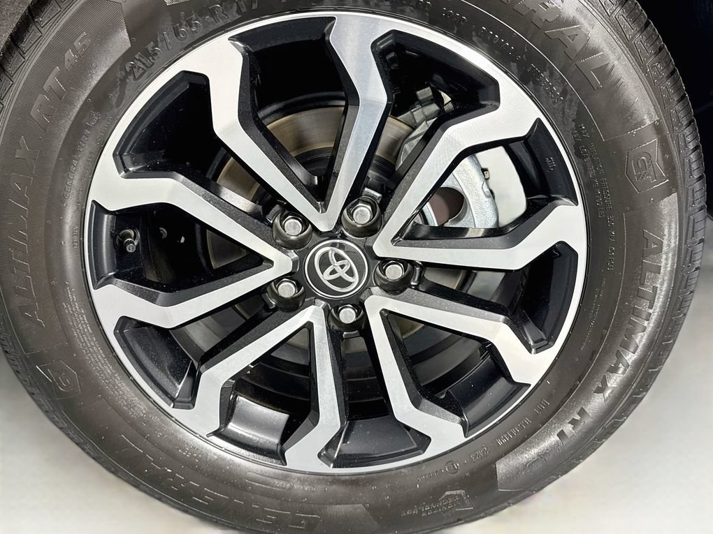 Used 2025 Toyota Corolla Cross AWD Hybrid w/ Moonroof Package image 32