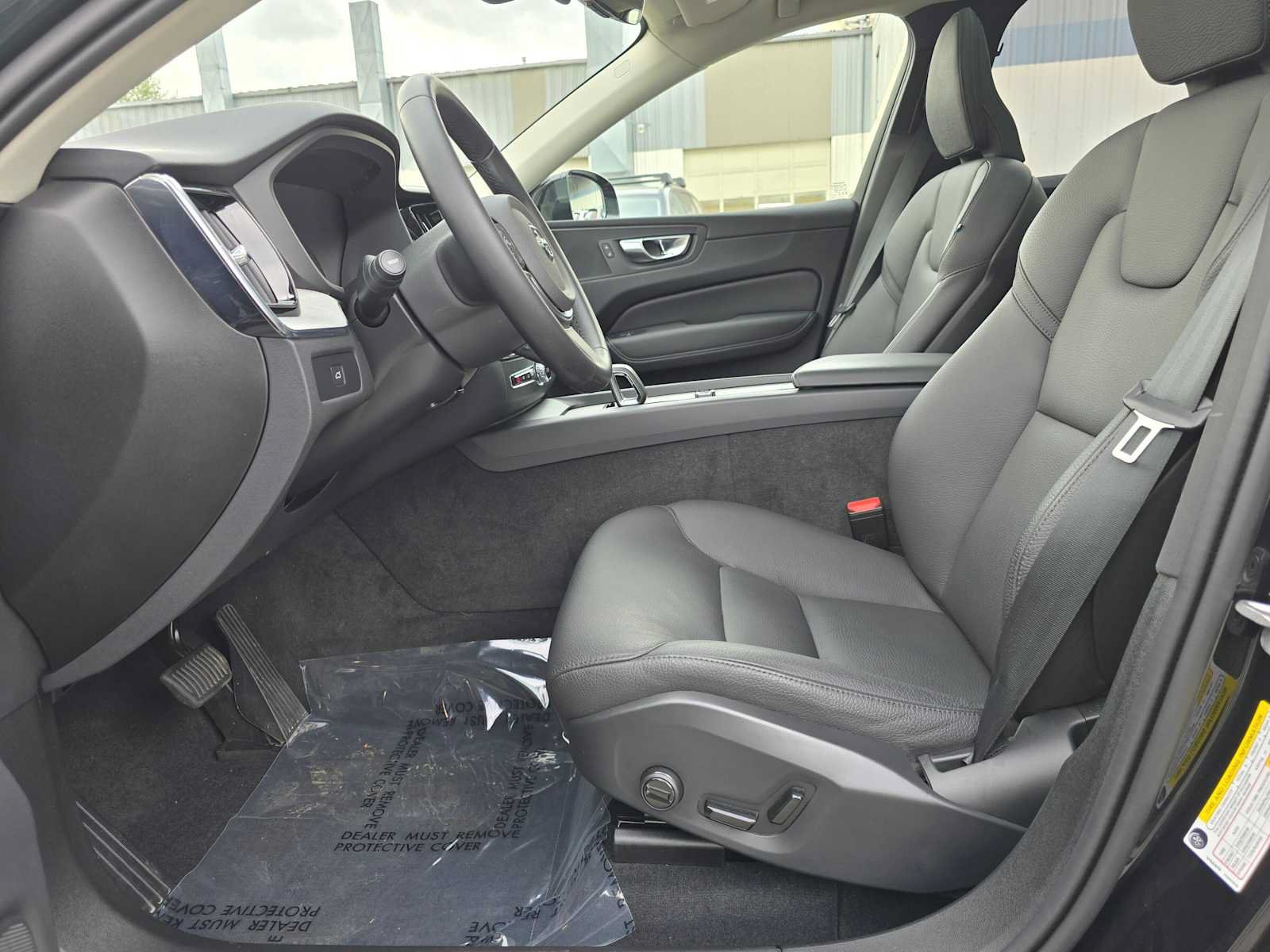 Used 2025 Volvo XC60 B5 Plus AWD/4WD image 19