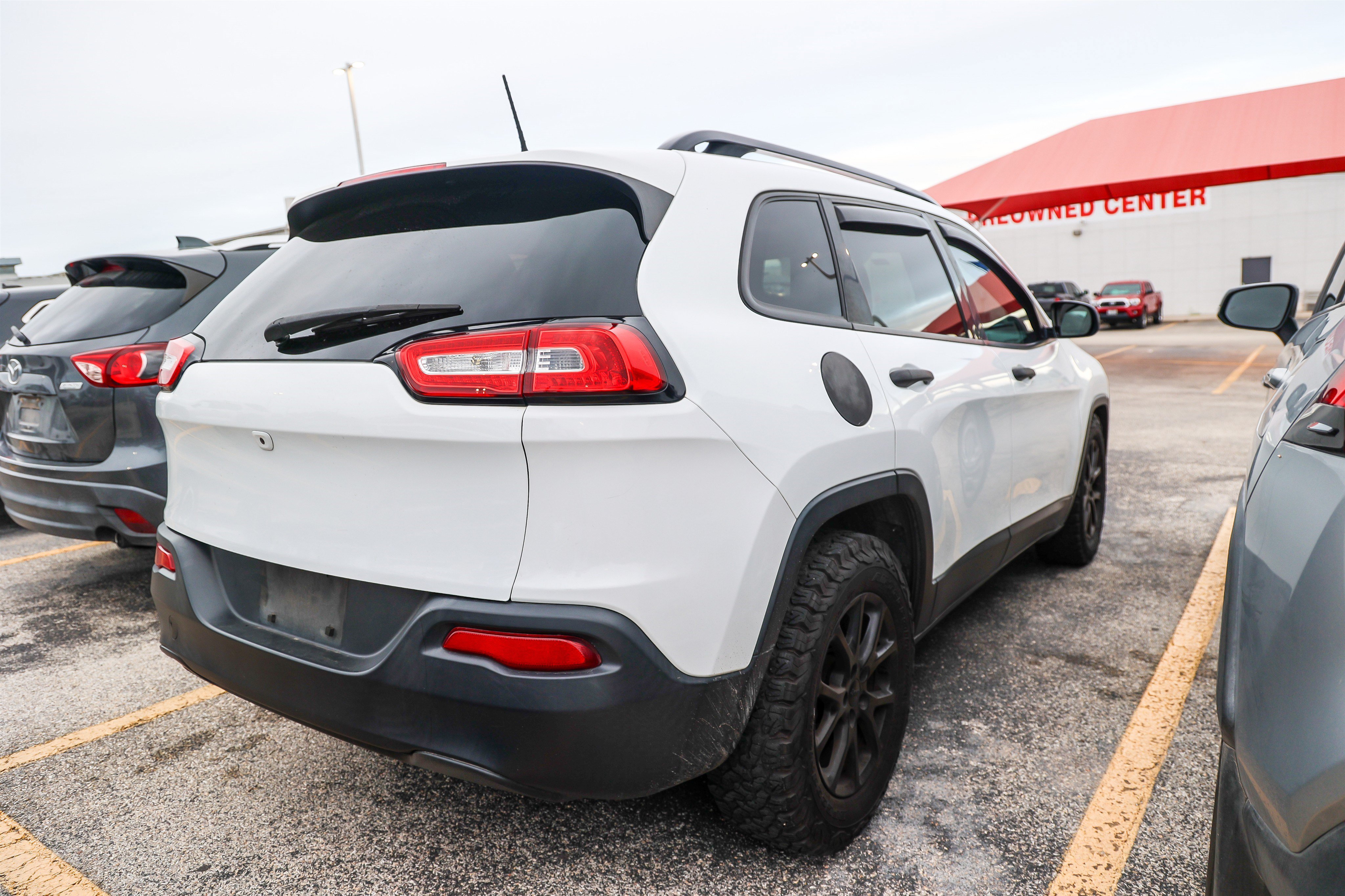 Used 2017 Jeep Cherokee Sport FWD image 8