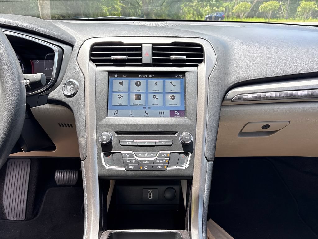 Used 2017 Ford Fusion SE w/ Fusion SE Technology Package FWD image 22