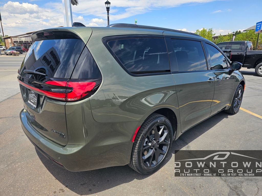 New 2027 Chrysler Pacifica Limited AWD/4WD image 3
