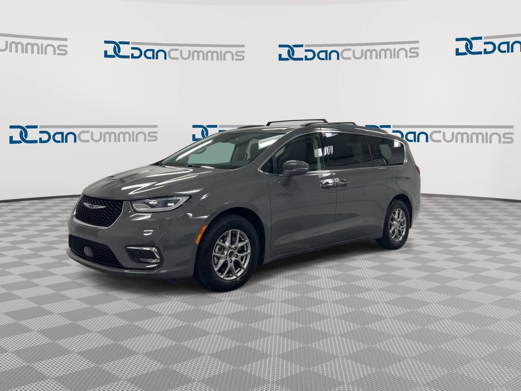 Used 2021 Chrysler Pacifica Touring w/ Uconnect Theater Family Group FWD image 4