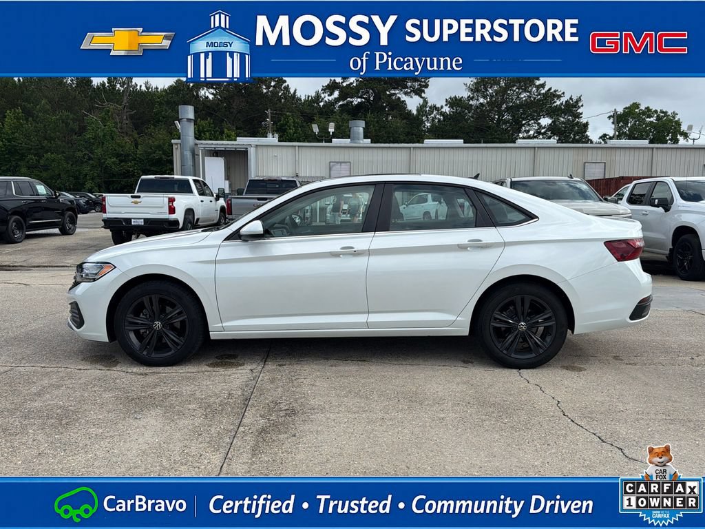 Used 2023 Volkswagen Jetta SE w/ Panoramic Sunroof Package FWD image 3