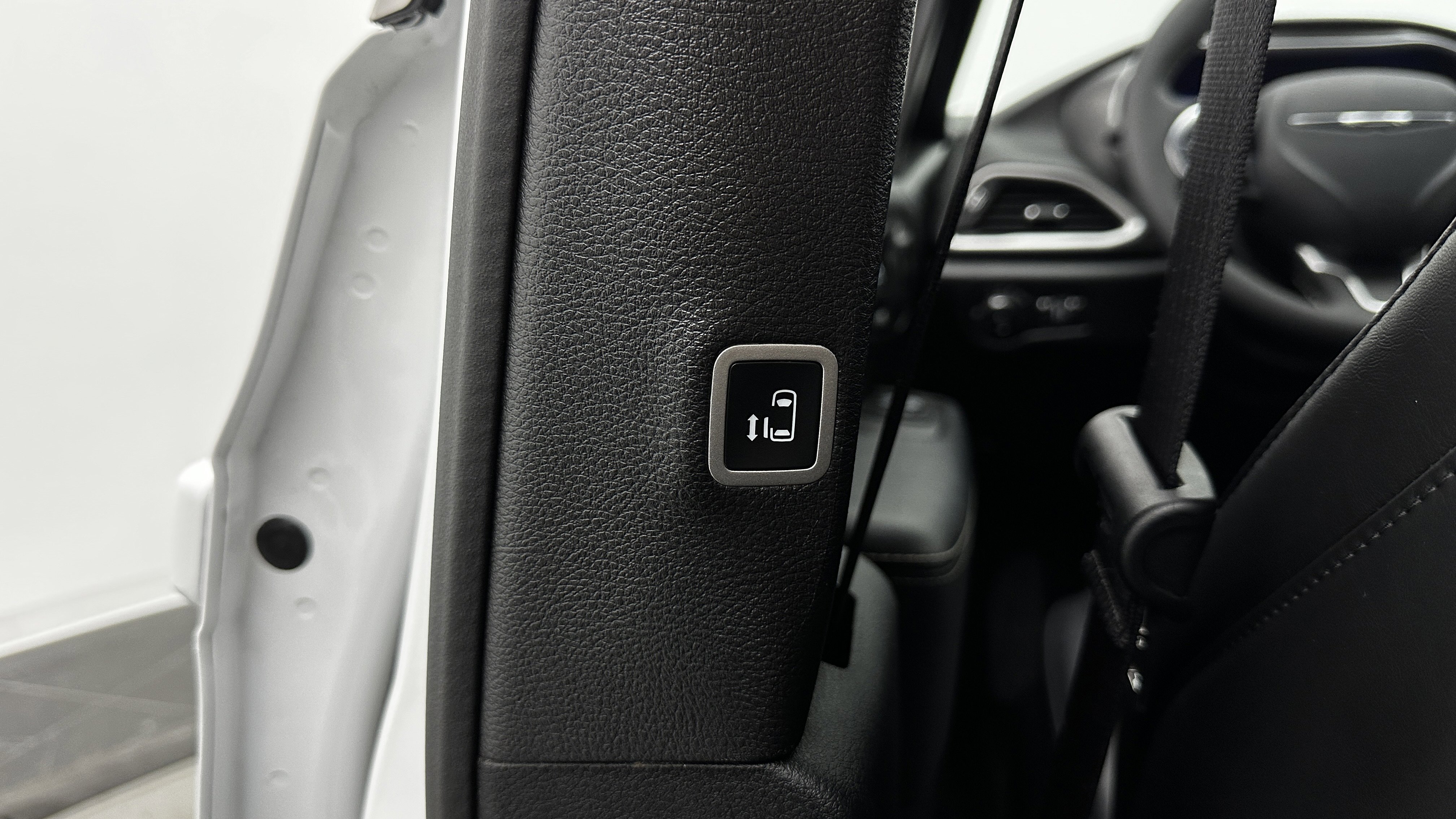 Used 2025 Chrysler Pacifica Select image 30