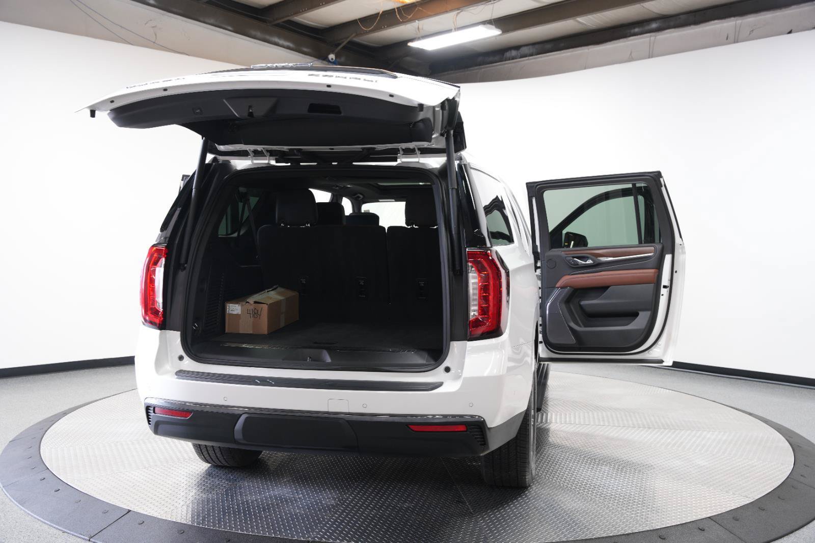 Used 2024 GMC Yukon XL Denali Ultimate AWD/4WD image 12