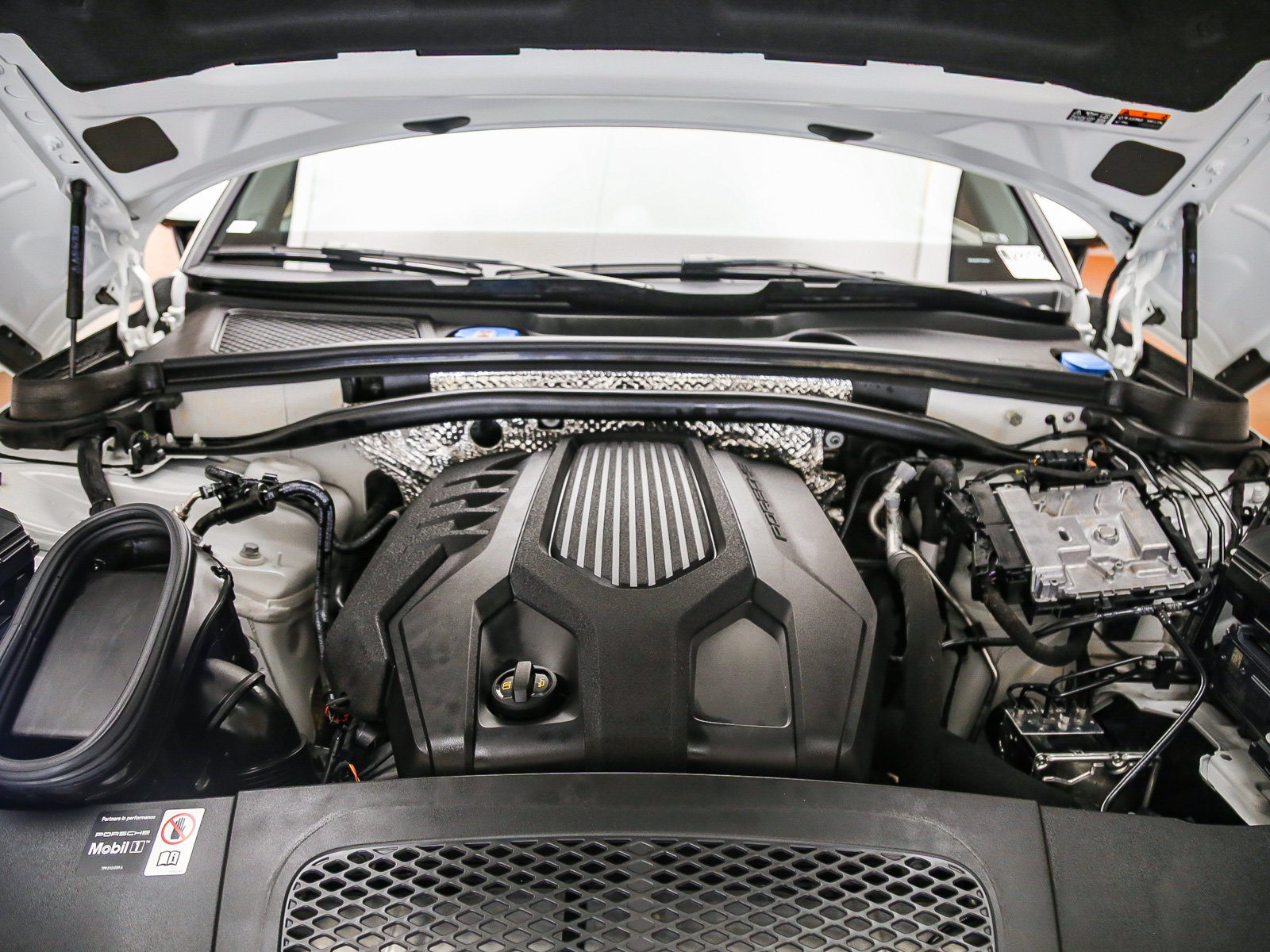 Certified 2026 Porsche Macan Turbo AWD/4WD image 32