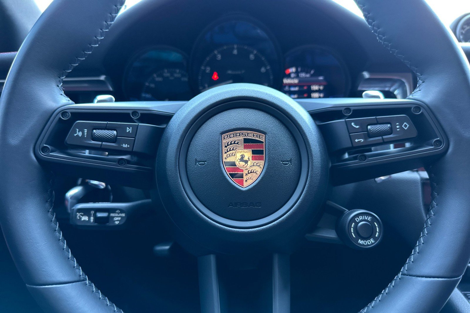 Certified 2023 Porsche Macan Turbo AWD/4WD image 24