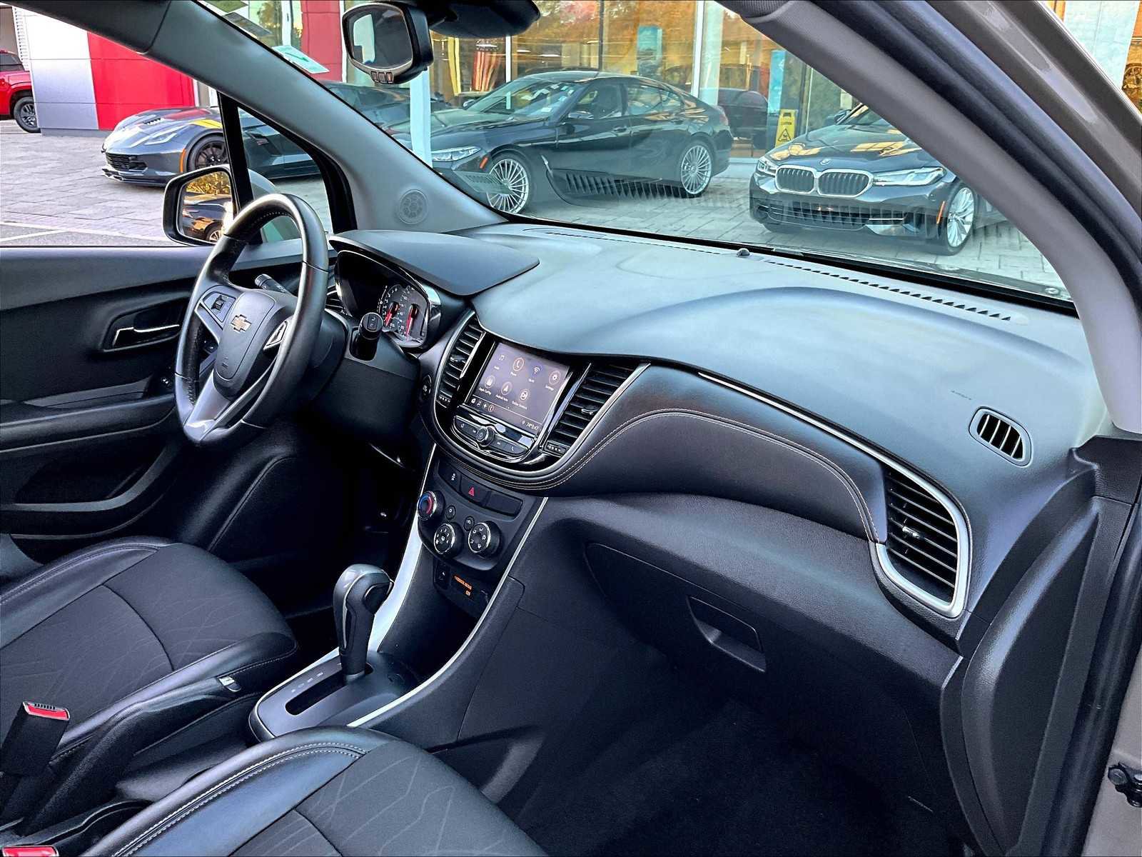 Used 2022 Chevrolet Trax LT w/ LT Convenience Package image 14