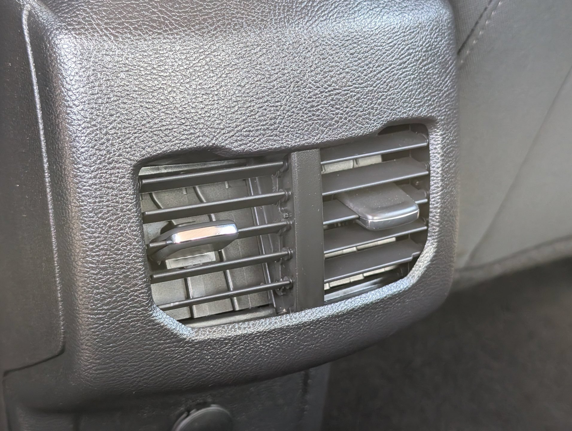 Used 2019 Ford Fusion SE FWD image 16