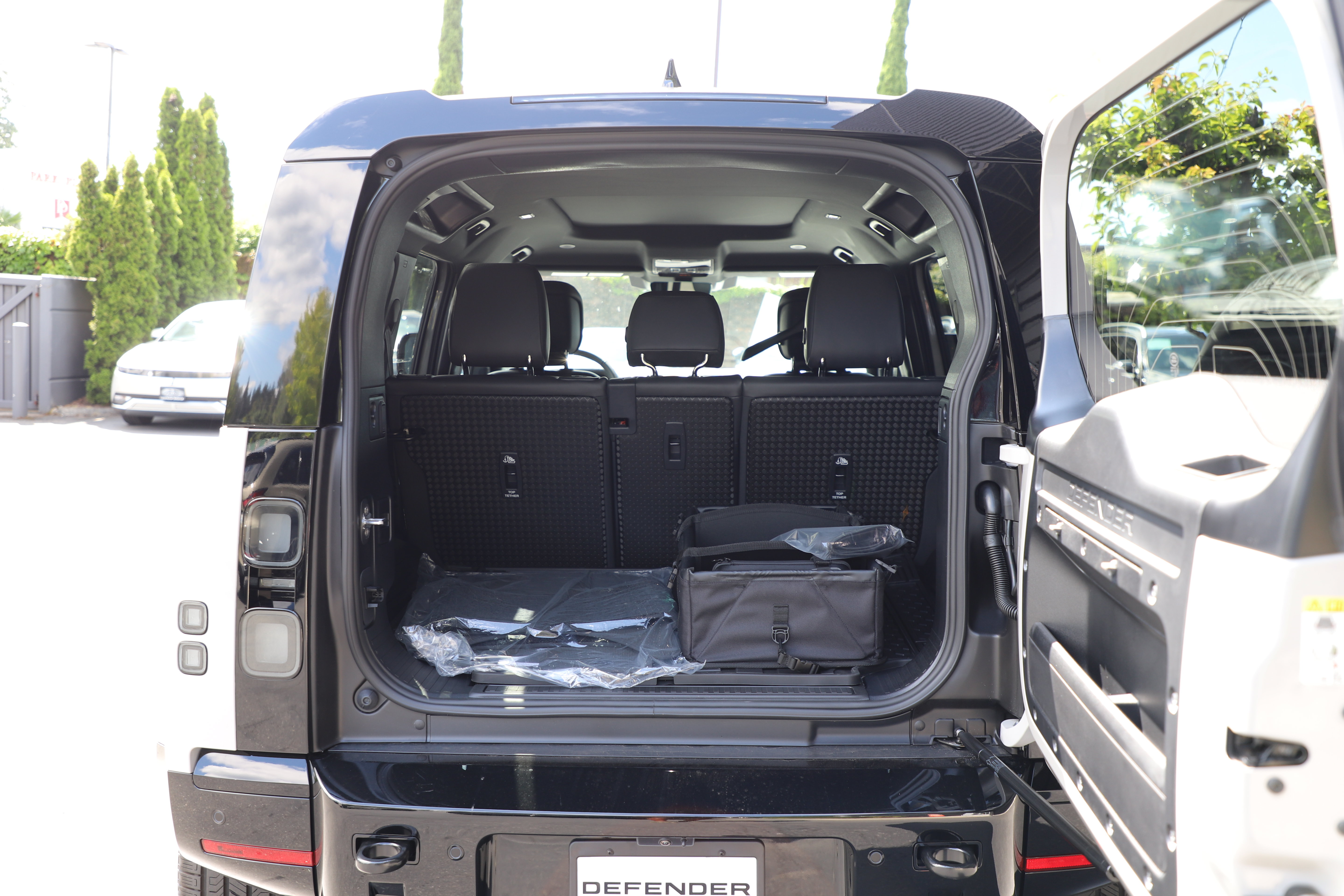 New 2026 Land Rover Defender 110 X-Dynamic SE AWD/4WD image 16