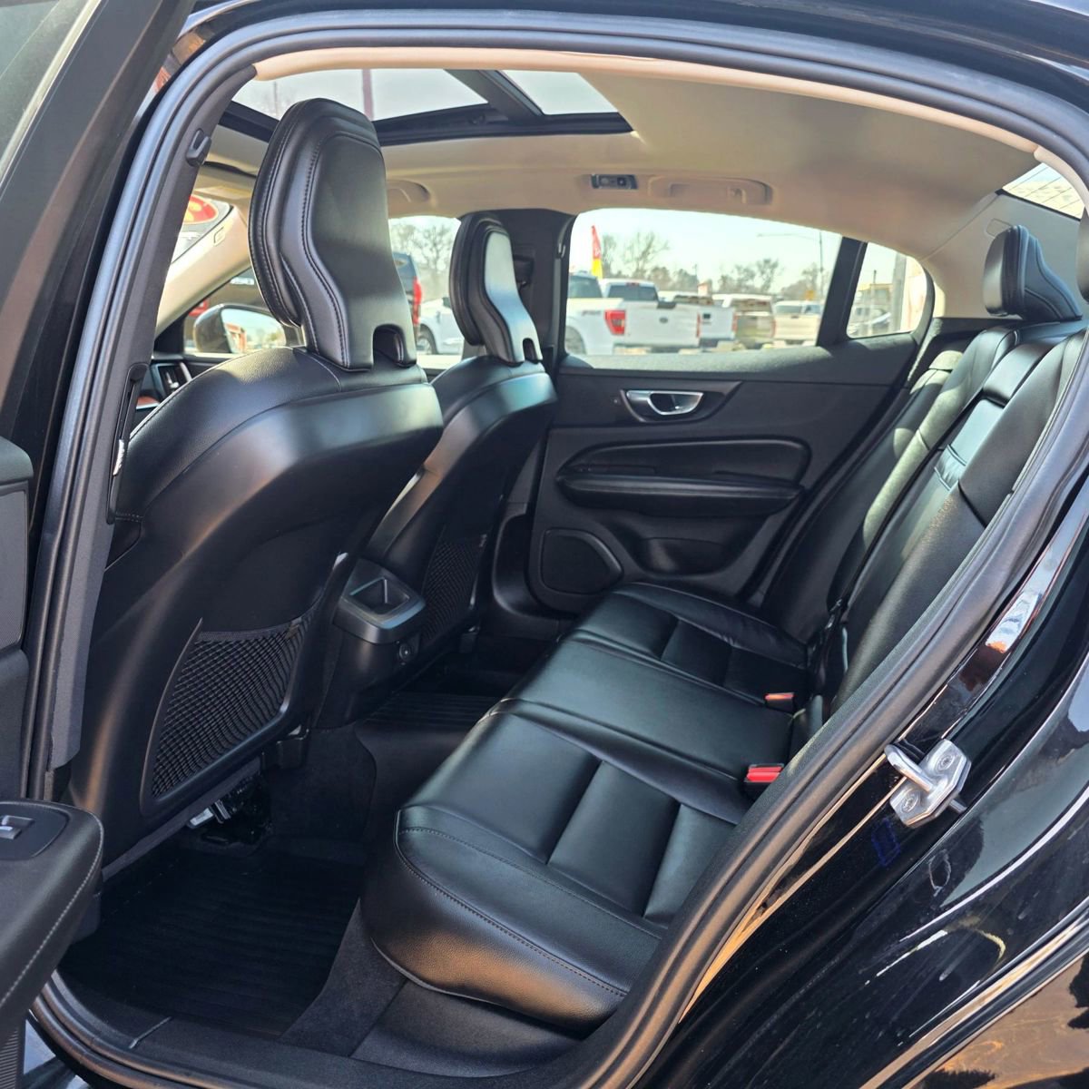 Used 2022 Volvo S60 B5 Inscription image 17