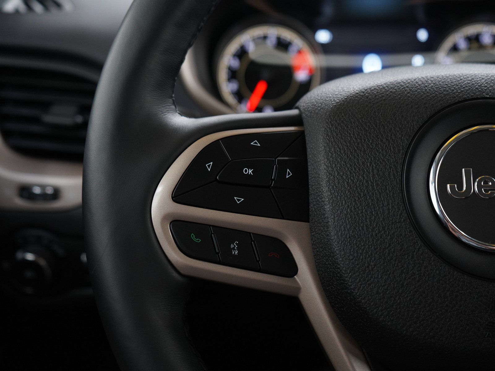 Used 2018 Jeep Cherokee Limited AWD/4WD image 26