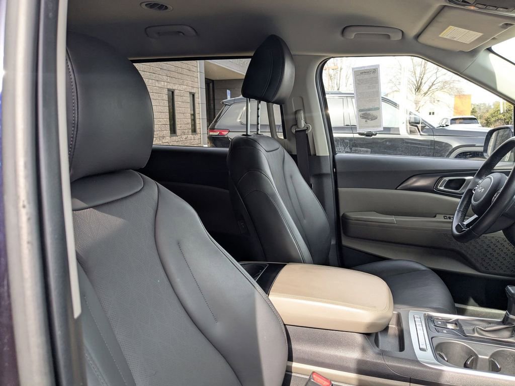 Used 2025 Kia Carnival image 30