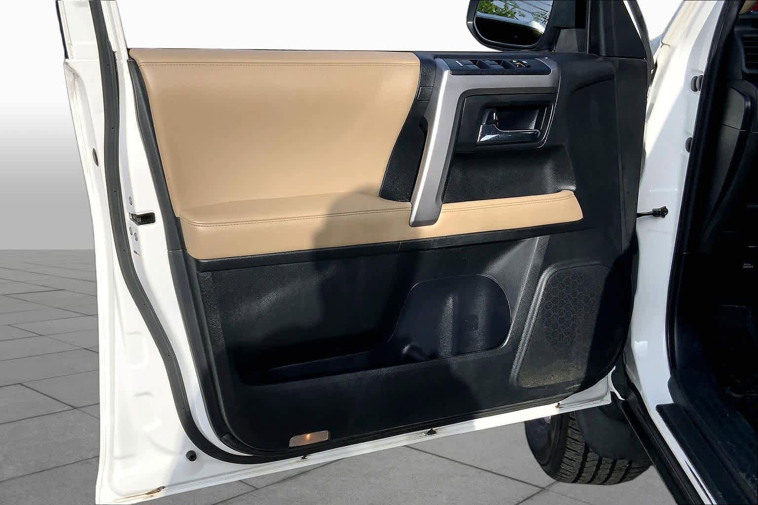 Used 2018 Toyota 4Runner SR5 AWD/4WD image 19