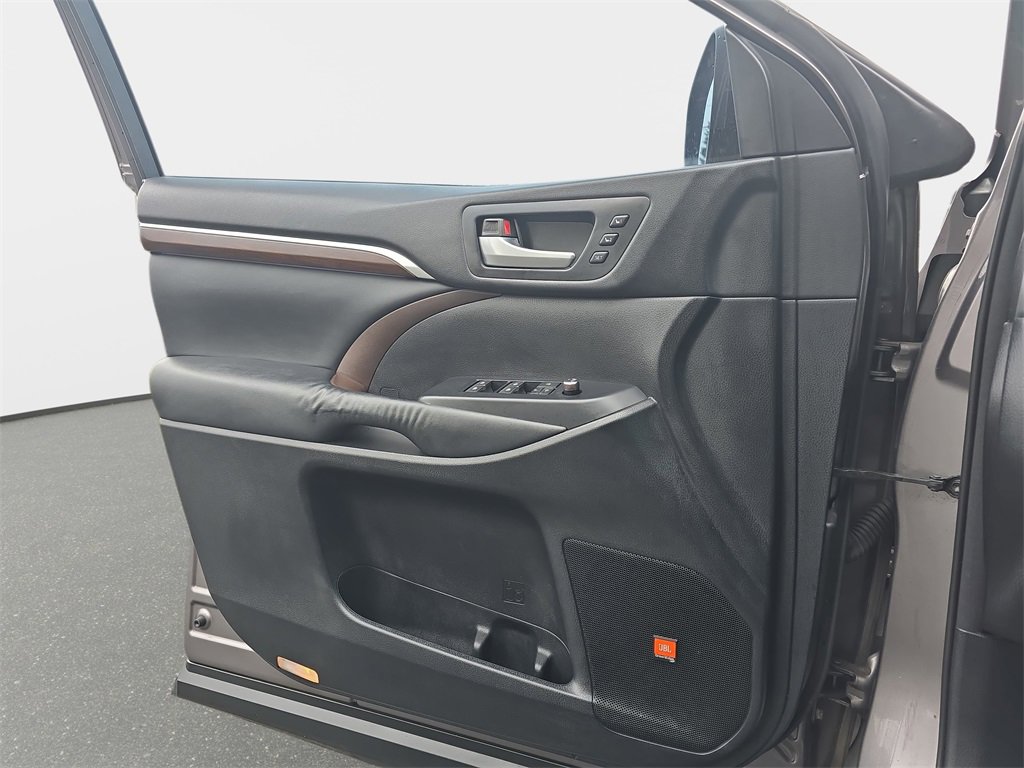 Used 2015 Toyota Highlander Limited image 28