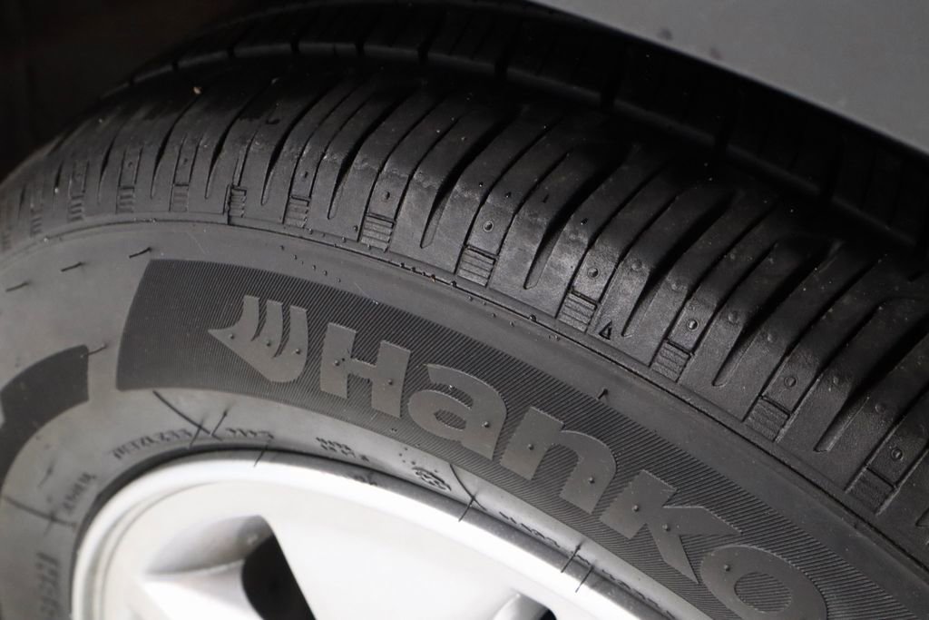 Certified 2025 Hyundai Venue SE FWD image 19