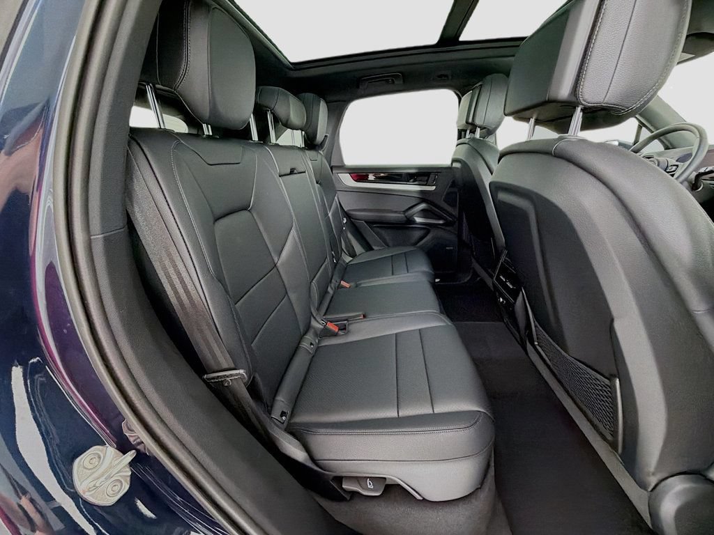 Certified 2025 Porsche Cayenne AWD/4WD image 28