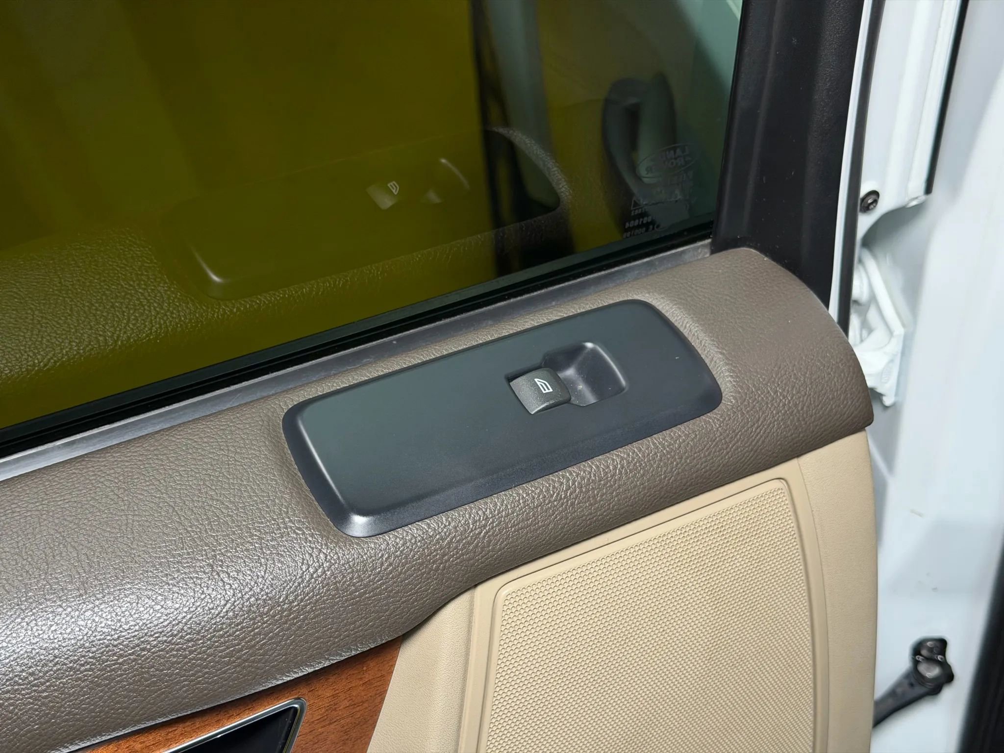 Used 2015 Land Rover LR4 HSE image 26