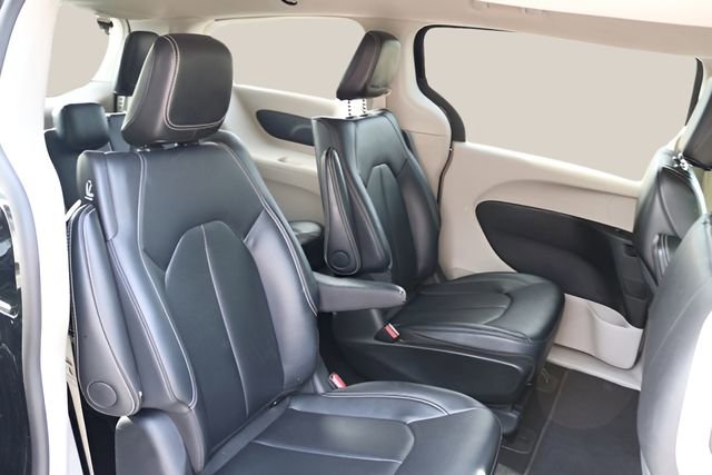 Used 2024 Chrysler Pacifica Select image 17